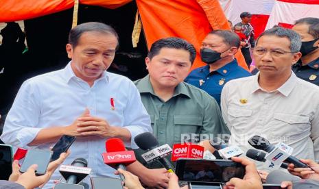 Presiden Joko Widodo didampingi Iriana Jokowwi meninjau langsung posko pengungsian korban kebakaran Terminal Bahan Bakar Minyak (TBBM) Pertamina Plumpang yang ada di Ruang Publik Terpadu Ramah Anak (RPTRA) Rasela, Rawa Badak Selatan, Jakarta, Ahad (5/3).