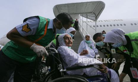 Petugas membantu seorang jamaah haji. 