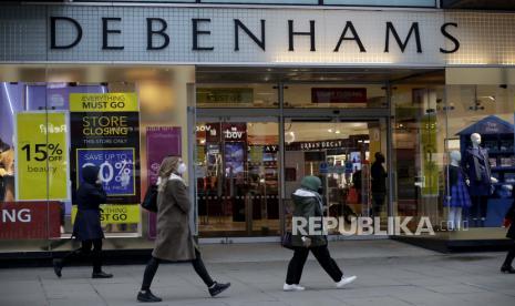  Orang-orang yang memakai masker wajah berjalan melewati department store Debenhams, yang dalam proses ditutup, di Oxford Street, di London, Senin, 7 Desember 2020. London kembali mengalami karantina wilayah yang ketat menyusul meningkatnya kasus penyebaran virus corona penyebab Covid-19.