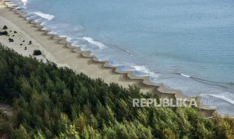 Pantai pasir putih terlihat dari puncak Gunung Geurutee di Kabupaten Aceh Jaya, Kamis (2/3/2023). Sedimentasi di lautan kata pakar perlu dikeruk agar tidak mengganggu pelayaran dan menutup terumbu.