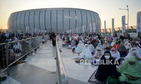 Umat Islam melaksanakan Shalat Idul Adha 1443 Hijriah di Jakarta Internatioanl Stadium, Ahad (10/7/2022). Pemerintah Provinsi DKI Jakarta melaksanakan Shalat Idul Adha sesuai dengan yang ditetapkan oleh pemerintah. 