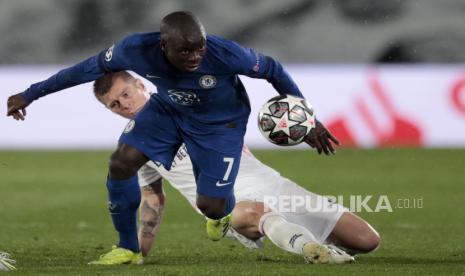 Gelandang Chelsea N'Golo Kante (depan).