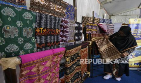 Pengunjung melihat kain tapis Lampung (ilustrasi). Wastra Nusantara seperti Batik Jawa, Tenun Bali, dan Tapis Lampung dijual selama kegiatan Diplomatic Red Cross Bazaar yang diselenggarakan di Mal Siam Paragon Bangkok, Thailand, pada 25-28 Februari 2023.