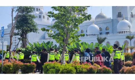 Ratusan pegawai di Masjid Raya Sheikh Zayed gelar aksi mogok kerja, Sabtu (17/6/2023).