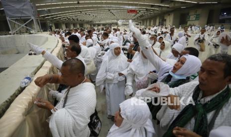 Jamaah haji melempar kerikil sebagai bagian dari simbol al-A