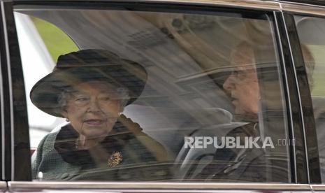  Ratu Inggris Elizabeth II berkendara dengan mobilnya bersama putranya Pangeran Andrew setelah menghadiri Kebaktian Thanksgiving untuk kehidupan Pangeran Philip, Duke of Edinburgh di Westminster Abbey di London, Selasa, 29 Maret 2022. Ratu Inggris, Elizabeth II mengatakan Covid-19 telah membuat seseorang menjadi sangat lelah dan lunglai.