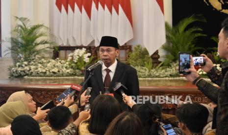 Plt Ketua Komisi Pemberantasan Korupsi (KPK) Nawawi Pomolango memberikan keterangan pers seusai pengucapan sumpah jabatan di hadapan Presiden Joko Widodo di Istana Negara, Senin (27/11/2023). Nawawi menjadi Plt Ketua KPK menggantikan Firli Bahuri yang ditetapkan sebagai tersangka kasus dugaan pemerasan.