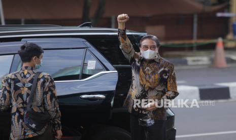 Pengacara Hotma Sitompul memasuki mobilnya usai diperiksa di gedung KPK, Jakarta, Jumat (19/2/2021). KPK memeriksa Hotma Sitompul sebagai saksi bagi tersangka Pejabat Pembuat Komitmen (PPK) di Kemensos Matheus Joko Santoso dalam penyidikan kasus dugaan suap pengadaan bansos untuk wilayah Jabodetabek tahun 2020. 