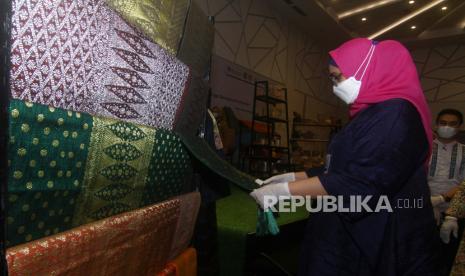 Pengunjung mengamati kerajinan kain tenun buatan UMKM lokal yang dipamerkan pada kegiatan bertajuk Kilau Digital Flobamora (Flores, Sumba, Timur, Alor). PLN membantu kelompok perempuan penenun sekaligus lestarikan tenun ikat Sumba. Ilustrasi.