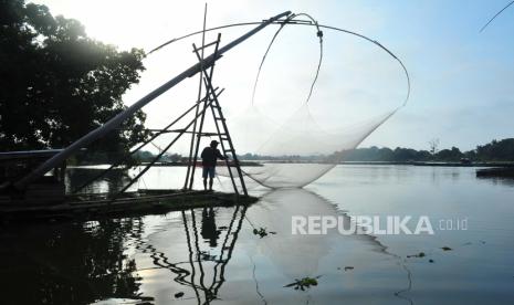 Warga menangkap ikan menggunakan jaring angkat tradisional di Danau Sipin, Buluran Kenali, Telanaipura, Jambi, Kamis (16/4). Kementerian Pariwisata dan Ekonomi Kreatif/Badan Pariwisata dan Ekonomi Kreatif (Kemenparekraf/Baparekraf) memprediksi produk ekowisata di Indonesia akan sangat diminati pascapandemi Covid-19. 