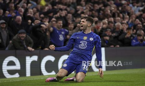 Pemain Chelsea Christian Pulisic melakukan selebrasi setelah mencetak gol kedua timnya pada pertandingan leg pertama babak 16 besar Liga Champions antara Chelsea dan LOSC Lille di stadion Stamford Bridge di London, Rabu (23/2) dini hari WIB. Kedua tim akan kembali bertarung pada leg kedua dini hari nanti WIB.