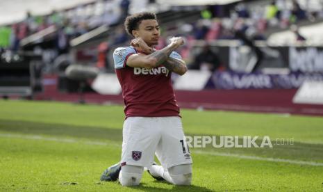 Jesse Lingard dari West Ham merayakan setelah mencetak gol selama pertandingan sepak bola Liga Premier Inggris antara West Ham United dan Tottenham Hotspur di London, Inggris, 21 Februari 2021.