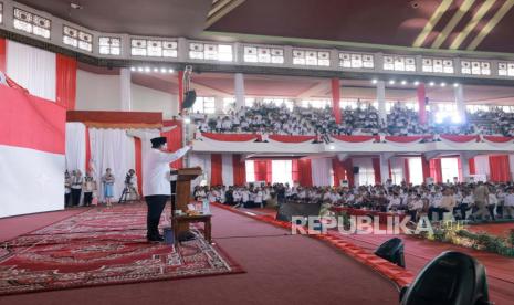 Menteri Pertahanan sekaligus calon presiden dari Partai Gerindra, Prabowo Subianto berpidato dalam acara Rakernas Apdesi di Universitas Jambi, Rabu (26/7/2023).