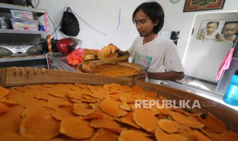 Perajin jamu temulawak. Suplemen temulawak dapat dikonsumsi anak dan dewasa sesuai dosis yang dianjurkan.