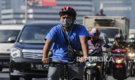 Pesepeda melintas di Jalan Jenderal Sudirman, Jakarta.