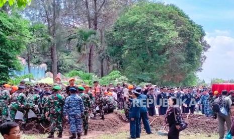 Tiga awak pesawat Super Tucano yang gugur saat tugas dimakamkan di Taman Makam Pahlawan (TMP) Untung Suropati, Kota Malang, Jumat (17/11/2023). 