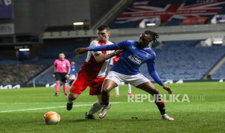  Joe Aribo (kanan) dari Rangers beraksi melawan Ondrej Kudela (kiri) dari Slavia Praha pada babak 16 besar Liga Europa UEFA, pertandingan leg kedua antara Glasgow Rangers dan Slavia Praha di Glasgow, Inggris, 18 Maret 2021. UEFA menghukum Ondrej Kudela berupa skorsing 10 pertandingan usai melakukan tindakan rasis di laga itu. 