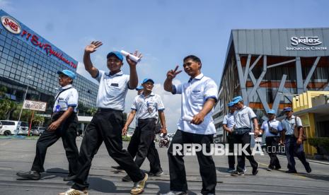 Buruh berjalan keluar dari Pabrik Sri Rejeki Isman Tbk (Sritex) di Sukoharjo, Jawa Tengah, Jumat (28/2/2025). 