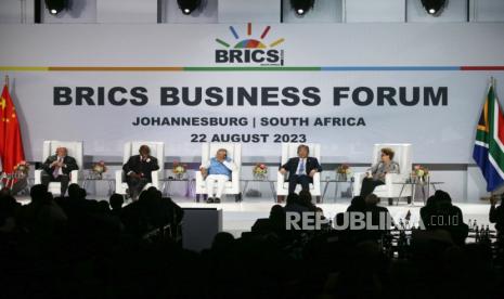 (Dari kiri) Presiden Brasil Luiz Inacio Lula da Silva, Presiden Afrika Selatan Cyril Ramaphosa, Perdana Menteri India Narendra Modi, Menteri Perdagangan Cina Wang Wentao, dan mantan Presiden Brasil dan Presiden Bank Pembangunan Baru BRICS Dilma Roussef saat menghadiri KTT BRICS ke-15 yang digelar di Johannesburg Afrika Selatan, Selasa (22/8/2023).