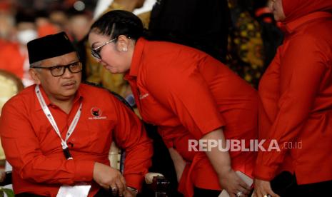 Sekjen PDIP Hasto Kristiyanto (kiri) berbincang saat menghadiri pembukaan Rakernas IV PDIP di JIExpo Kemayoran, Jakarta, Jumat (29/9/2023). Rakernas IV PDIP tersebut mengangkat tema Kedaulatan Pangan Untuk Kesejahteraan Rakyat Indonesia. Rakernas akan berlangsung hingga Ahad (1/10/2023). 