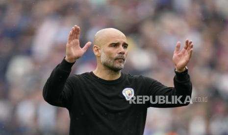  Reaksi pelatih kepala Manchester City Pep Guardiola pada akhir pertandingan sepak bola Liga Inggris antara West Ham United dan Manchester City di stadion London di London, Ahad, 15 Mei 2022.