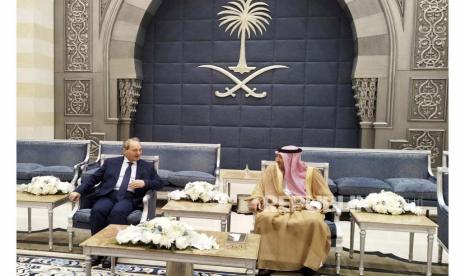  Dalam foto yang dirilis oleh kantor berita resmi Suriah SANA, Wakil Menteri Luar Negeri Saudi Waleed Al-Khuraiji, kanan, bertemu dengan Menteri Luar Negeri Suriah Faisal Mekdad. Suriah telah setuju untuk membantu mengakhiri perdagangan narkoba lintas perbatasan dengan Yordania dan Irak untuk menormalisasi hubungan dengan negara-negara Arab