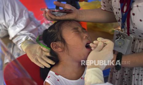 Reaksi seorang anak saat menjalani swab test PCR Covid-19. Penelitian menunjukkan anak-anak bernapas dengan cara yang berbeda dengan orang dewasa.