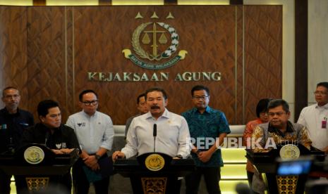 Jaksa Agung Sanitar Burhanuddin (tengah) bersama Menteri BUMN Erick Thohir (kiri) dan Kepala Badan Pengawasan Keuangan dan Pembangunan (BPKP) Muhammad Yusuf Ateh (kanan) menyampaikan keterangan dalam konferensi pers di Gedung Kejaksaan Agung RI, Jakart, Selasa (3/10/2023). Konferensi pers tersebut dalam rangka menyampaikan keterangan terkait penyerahan hasil audit dana pensiun BUMN yang bermasalah untuk ditindaklanjuti oleh Kejaksaan Agung RI. Dari 48 dana pensiun BUMN yang diaudit, terdapat 4 dana pensiun yang bermasalah dengan total dugaan kerugian negara mencapai Rp300 miliar. Erick mengungkapkan hampir 70 persen dana pensiun yang dikelola oleh BUMN berada dalam kondisi yang tidak sehat.