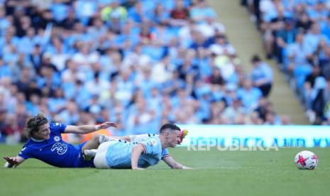 Pemain Manchester City Phil Foden berebut bola dengan Conor Gallagher dari Chelsea (kiri) dalam pertandingan sepak bola Liga Premier Inggris antara Manchester City dan Chelsea di Stadion Etihad di Manchester, Inggris, Ahad, (21/5/2023).