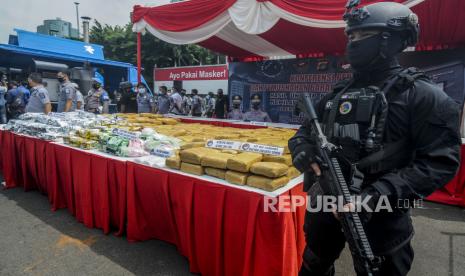 Polisi menjaga barang bukti narkoba sebelum dimusnahkan. (ilustrasi)