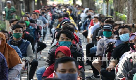 Warga antre untuk mengikuti tes diagnostik cepat (Rapid Test) COVID-19 di Tempat Pemakaman Umum (TPU) Ngagel, Surabaya, Jawa Timur (ilustrasi)