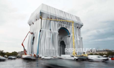 Pemandangan umum Arc de Triomphe yang dibungkus, Selasa, 14 September 2021 di Paris. Proyek L