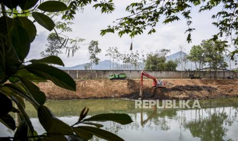 Anggota Satgas Citarum Harum Sektor 6 menggunakan alat berat untuk mengeruk endapan lumpur di Daerah Aliran Sungai (Das) Citarum di Baleendah, Kabupaten Bandung, Rabu (14/10). Pengerukan tersebut bertujuan untuk mencegah pendangkalan dan mengantisipasi banjir saat musim hujan. Foto: Abdan Syakura/Republika