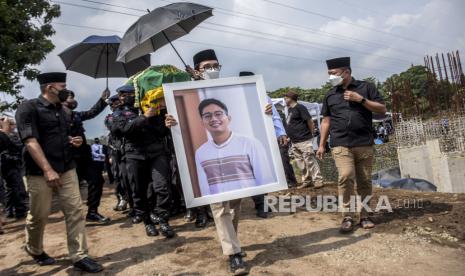 Sejumlah petugas bersama keluarga Gubernur Jawa Barat Ridwan Kamil membawa peti jenazah almarhum Emmeril Khan Mumtadz saat prosesi pemakaman di Islamic Centre Baitul Ridwan, Cimaung, Kabupaten Bandung, Senin (13/6/2022). Putra sulung Gubernur Jawa Barat Ridwan Kamil tersebut meninggal terbawa arus di Sungai Aare, Kota Bern, Swiss pada 26 Mei 2022 dan jenazahnya ditemukan di Bendungan Engehalde, Kota Bern, Swiss pada 8 Juni 2022.  