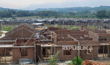 Pekerja menyelesaikan proyek pembangunan perumahan subsidi di Kabupaten Bogor, Jawa Barat, Senin (25/10/2021). PT Bank Tabungan Negara (Persero) Tbk menilai perpanjangan kebijakan uang muka (DP) nol persen oleh Bank Indonesia akan semakin menggairahkan pasar perumahan di tanah air seiring mulai pulihnya perekonomian domestik dari dampak pandemi COVID-19. 