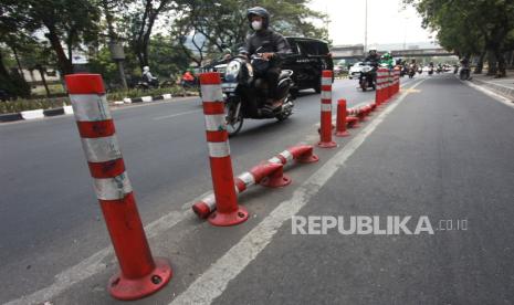 Sejumlah kendaraan melintas disamping pembatas jalur sepeda. Pengamat dari GMT Institute sebut jalur sepeda di DKI sudah melebihi target.