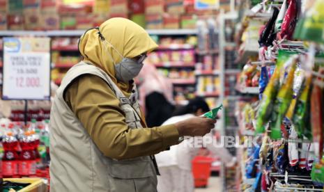 Petugas BPOM memeriksa tanggal kadaluarsa dan kandungan kimia bahan makanan yang dijual di pasar.