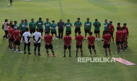 Pelatih timnas Indonesia Shin Tae-Yong (tengah) memberikan pengarahan kepada pesepakbola Timnas U-23. 