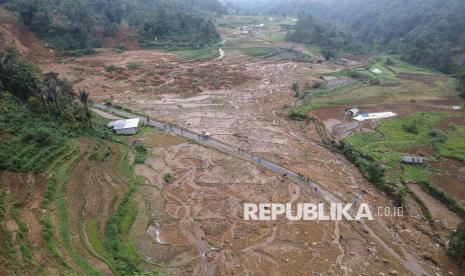 Foto udara relawan menyisir korban terdampak longsor di Desa Kasimpar di Kecamatan Petungkriyono, Kabupaten Pekalongan, Jawa Tengah, Rabu (22/1/2025). Sebanyak 39 kejadian bencana melanda Jateng. 