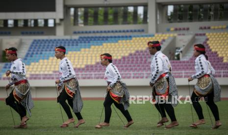 Peserta dari Bali menampilkan permainan Deduplak pada Festival Olahraga Tradisional di Stadion Manahan, Solo, Jawa Tengah, Ahad (28/8/2022). Festival yang diikuti 19 kontingen dari berbagai daerah tersebut untuk mengenalkan berbagai olahraga permainan tradisional di Indonesia. 