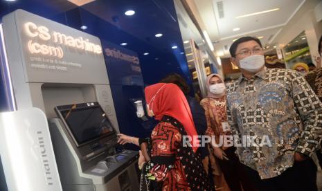 PT Bank Mandiri (Persero) Tbk menurunkan suku bunga dasar kredit (SBDK) bagi seluruh segmen dengan kisaran 25 basis poin sampai 250 basis poin. 