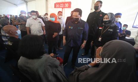 Menteri BUMN Erick Thohir (tengah) didampingi Gubernur Jawa Timur Khofifah Indar Parawansa (ketiga kiri) berbincang dengan warga di ruang observasi saat meninjau Sentra Vaksinasi Bersama BUMN di Mal Grand City, Surabaya, Jawa Timur, Minggu (28/3/2021). Sentra Vaksinasi Bersama BUMN tersebut merupakan bentuk komitmen dari Kementerian BUMN yang menggandeng kementerian kesehatan dan pemerintah daerah untuk melakukan percepatan program vaksinasi nasional COVID-19 tahap II dengan sasaran lansia dan pekerja layanan umum. 