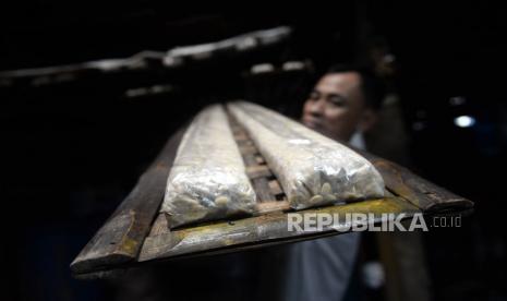 Pengrajin memindahkan tempe buatannya di salah satu Sentra Produksi Tempe, Utan Panjang, Jakarta, Ahad (3/1). Sebagai bentuk protes melonjakanya harga kedelai impor yang mencapai Rp 9.500 per kilogram dari harga normal Rp7.200 per kilogram, Sejumlah produsen tahu dan tempe di Jabodetabek menggelar aksi mogok dagang pada 1 s/d 3 Januari 2021. Mereka meminta pemerintah untuk membuat skema tata niaga kedelai yang saling menguntungkan demi menjaga stabilitas harga untuk kenyamanan pelaku UKM tersebut yang jumlahnya cukup besar.Prayogi/Republika.