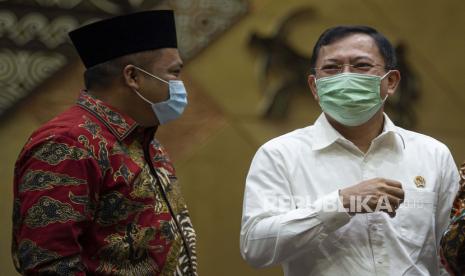 Menteri Kesehatan Terawan Agus Putranto (kanan) berbincang dengan anggota DPR Muchamad Nabil Haroen saat akan mengikuti rapat kerja dengan Komisi IX DPR di kompleks Parlemen, Jakarta, Kamis (11/6/2020). Rapat yang juga diikuti Menteri Koordinator Bidang Pembangunan Manusia dan Kebudayaan (Menko PMK) Muhadjir Effendy itu membahas penanggulangan defisit dana jaminan sosial BPJS Kesehatan dan perbaikan tata kelola sistem layanan kesehatan