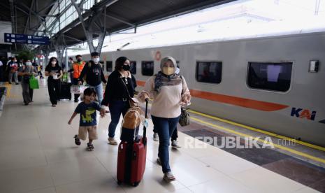 Sejumlah penumpang bersiap menaiki kereta di Stasiun Pasar Senen, Jakarta, Jumat (23/12/2022). PT Kereta Api (Persero) Daop 1 Jakarta mencatat sebanyak 38.000 penumpang kereta api berangkat dari Stasiun Pasar Senen dan Stasiun Gambir pada H-2 Natal. Jumlah tersebut mengalami peningkatan signifikan dan merupakan angka volume tertinggi pada masa libur Natal dan Tahun Baru. Republika/Putra M. Akbar