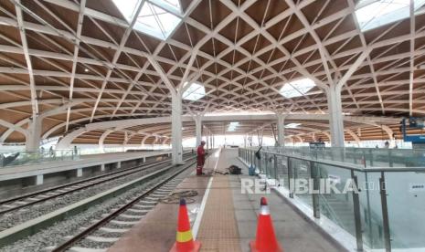 Wakil Menteri BUMN I Kartika Wirjoatmodjo saat uji coba LRT dan meninjau Stasiun Halim, Jakarta, Senin (21/8/2023).