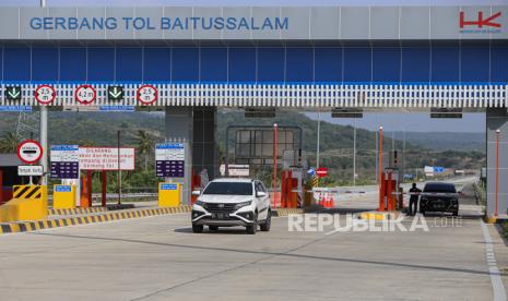 Kendaraan melintas di Gerbang Tol Baitussalam jalan tol Trans Sumatera ruas Sigli-Banda Aceh (Sibanceh), Aceh Besar, Aceh.