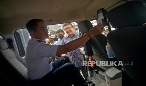 Kepala Dinas Perhubungan (Dishub) DKI Jakarta, Syafrin Liputo mencoba menaiki angkutan pengumpan saat uji coba layanan angkutan pengumpan berbasis listrik terintegrasi di Stasiun Duri, Jakarta Barat, Jumat (17/6/2022).