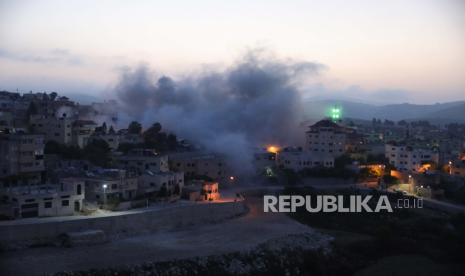 Asap mengepul dari sebuah bangunan Palestina setelah ledakan di desa Yabad, di Tepi Barat, 02 Juni 2022. Tentara Israel meledakkan rumah warga Palestina Deya Hamarshe, yang melakukan serangan di dekat Tel Aviv pada Maret 2022. Amnesty: Pemerintah Barat Lamban Hadapi Penjajahan Israel Terhadap Palestina