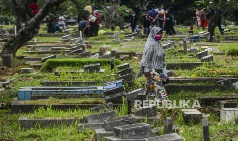 Keutamaan Ziarah Kubur. Foto: Sejumlah warga saat akan melakukan ziarah kubur di TPU Menteng Pulo, Jakarta, Ahad (4/4). Jelang bulan suci Ramadhan, TPU Menteng Pulo ramai didatangi warga yang ingin membersihkan makam serta mendoakan keluarga mereka yang telah meninggal dunia. Republika/Putra M. Akbar